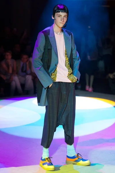 Look 16